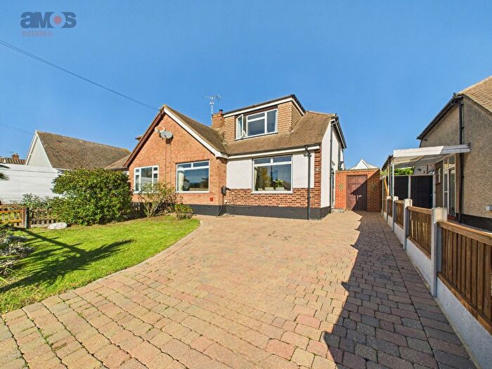 3 Bedroom Chalet For Sale In Burlington Gardens, Hadleigh, Essex, SS7