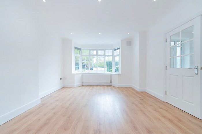 2 Bedroom Flat To Rent In Deansway, N2