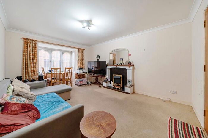 1 Bedroom Flat For Sale In Nixey Close, Slough, SL1