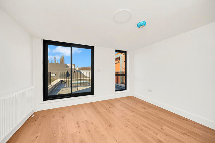 2 Bedroom Apartment To Rent In Bethnal Green Road, London, E2