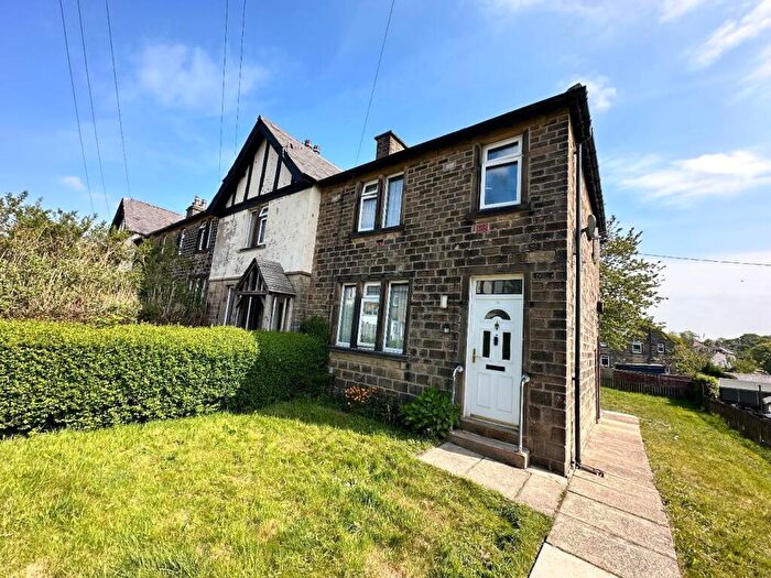 3 Bedroom End Of Terrace House For Sale In Myrtle Grove, Huddersfield, HD3