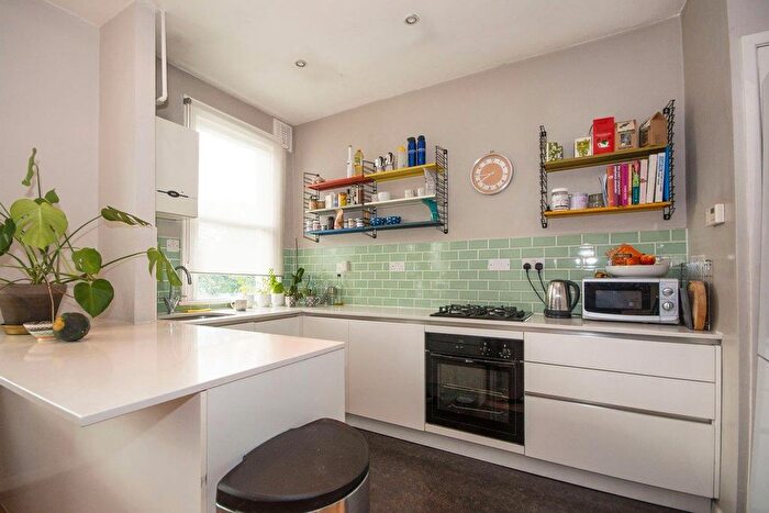 2 Bedroom Flat To Rent In Josephine Avenue, London, SW2