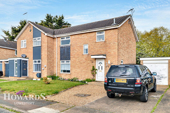 3 Bedroom Semi-Detached House For Sale In Grampian Way, Lowestoft, NR32
