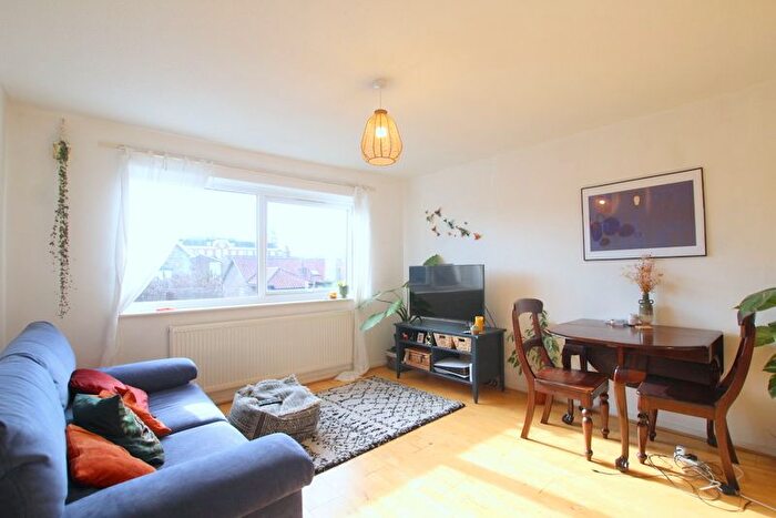 2 Bedroom Flat To Rent In Massingberd Way, London, SW17