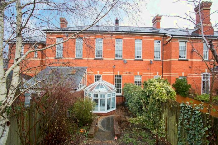 2 Bedroom Flat To Rent In Old Garden Court, Chartham, CT4