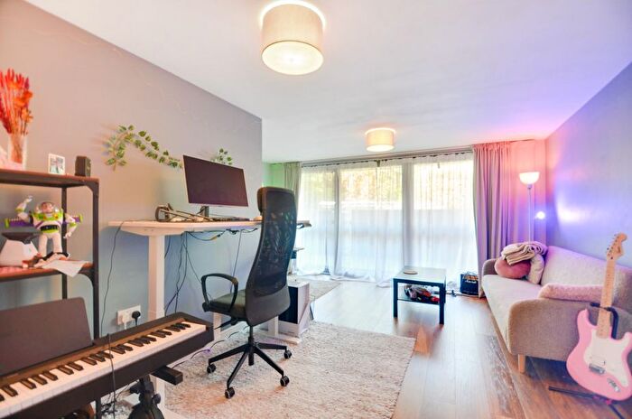 2 Bedroom Flat For Sale In Hornsey Road, London, N7