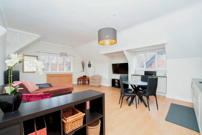 2 Bedroom Flat To Rent In Charlbury Grove, Ealing, W5