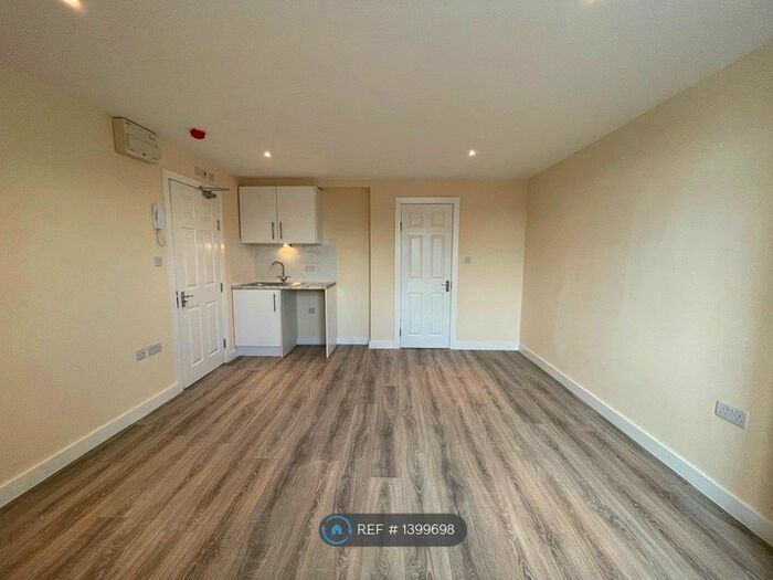 Studio To Rent In Watford Way, London, NW7
