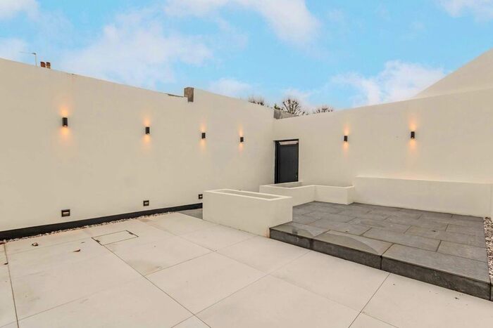 3 Bedroom Property To Rent In Brighton Road, Surbiton, KT6