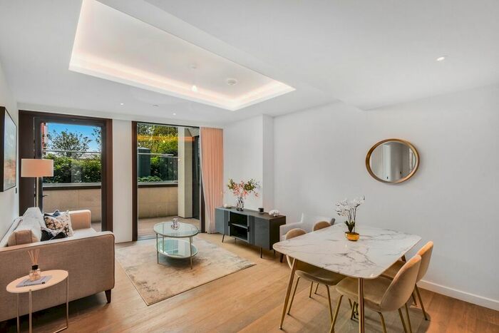 2 Bedroom Flat To Rent In Carnation Way, London, SW8