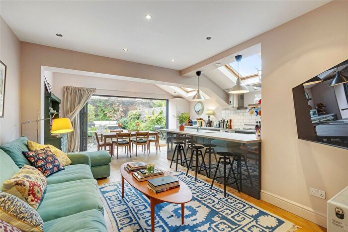 2 Bedroom Flat To Rent In Loftus Road, London, W12