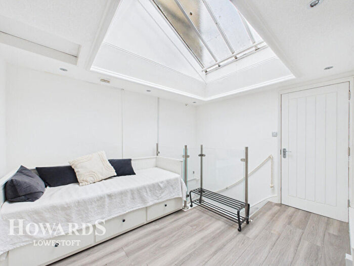 1 Bedroom Flat For Sale In Kirkley Cliff, Lowestoft, NR33