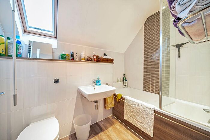 2 Bedroom Link Detached House For Sale In Parkview Way, Epsom, KT19