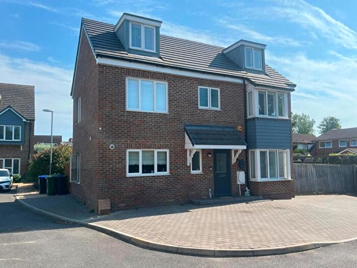 5 Bedroom Detached House For Sale In Donald Gardens, Hookwood, Horley, RH6