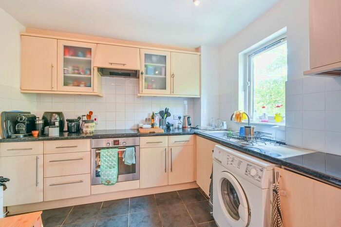 2 Bedroom Flat To Rent In Durward Street, Whitechapel, London, E1
