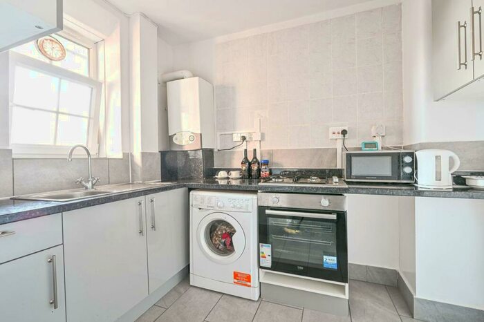 2 Bedroom Flat To Rent In Dog Kennel Hill, East Dulwich, London, SE22