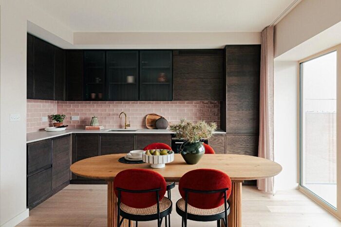 2 Bedroom Apartment For Sale In Starboard Way, London, E16