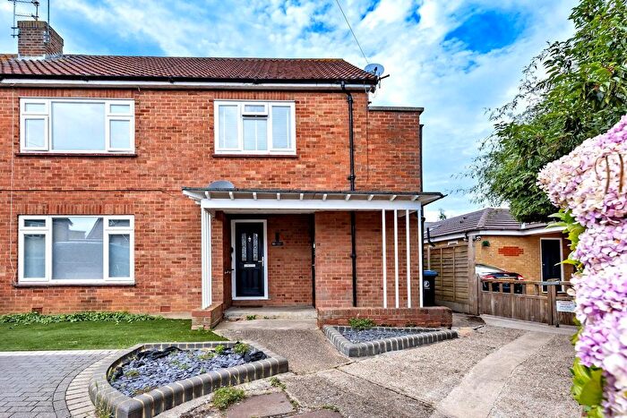 2 Bedroom Maisonette For Sale In Amesbury Close, Epping, CM16