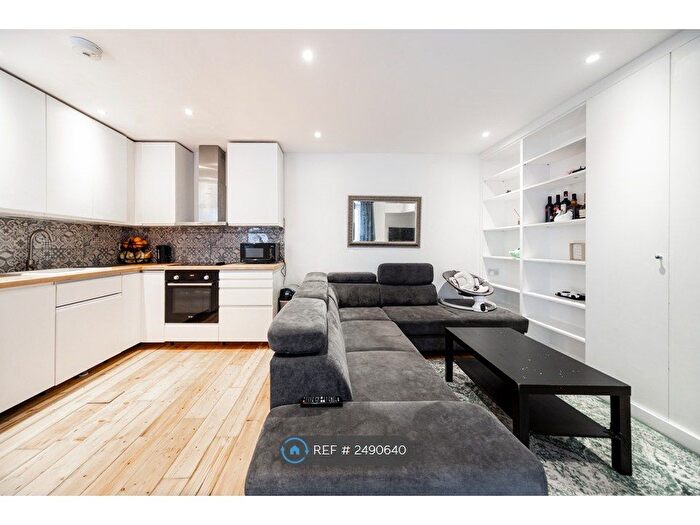 2 Bedroom Flat To Rent In Court Yard, London, SE9