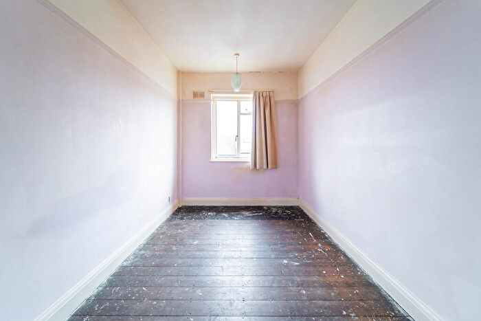 1 Bedroom Apartment For Sale In Mount View Road, Stroud Green, N4