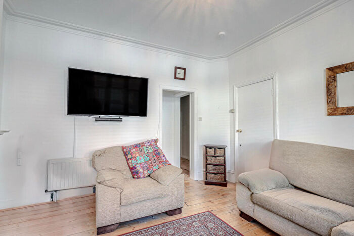 1 Bedroom Apartment For Sale In Wenham Drive, Westcliff-on-sea, SS0
