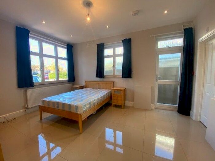 Studio To Rent In Park Avenue North, Willesden, NW10