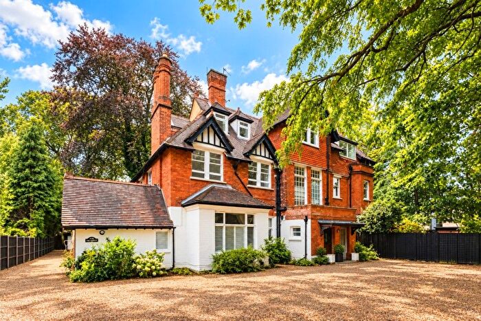 2 Bedroom Flat To Rent In Weybridge, Surrey, KT13