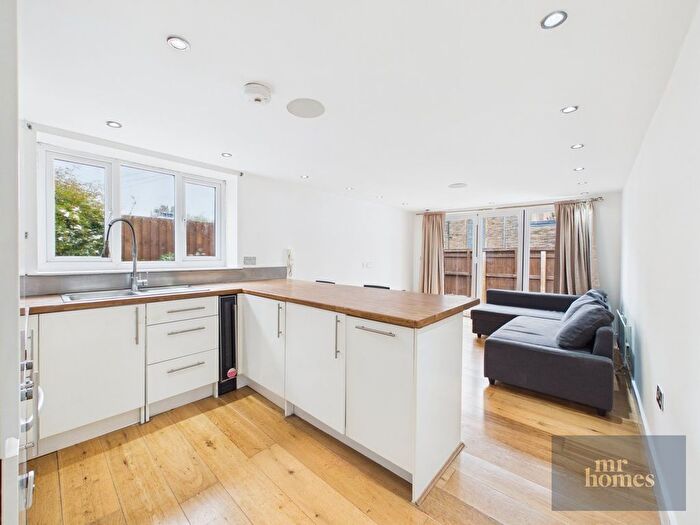 1 Bedroom Flat For Sale In Penarth Road, Grangetown, Cardiff, CF11