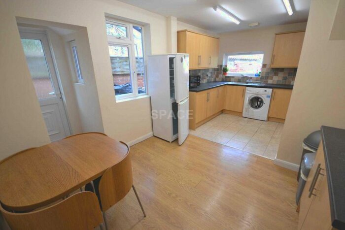 4 Bedroom End Of Terrace House To Rent In Norris Road, Reading, RG6