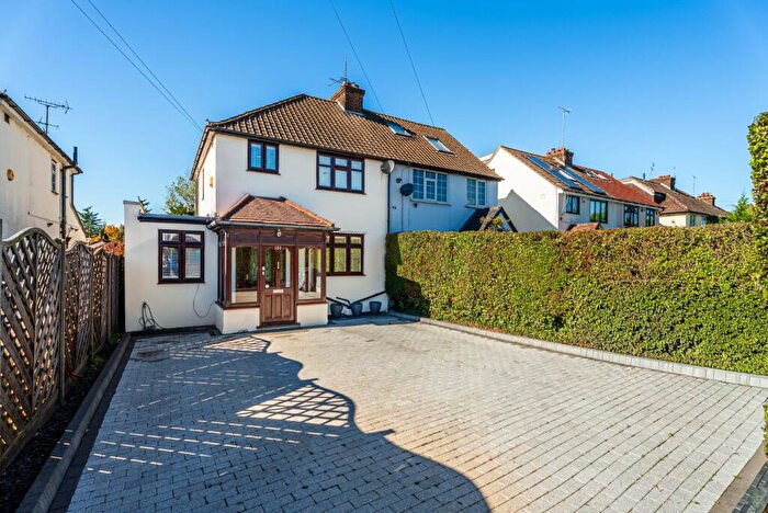 3 Bedroom Semi-Detached House For Sale In Radlett Road, Frogmore, St. Albans, Hertfordshire, AL2