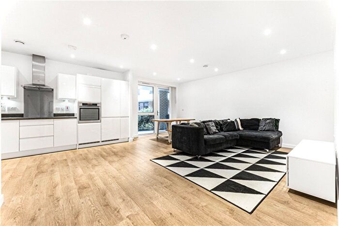 2 Bedroom Maisonette To Rent In Salcombe Road, London, N16