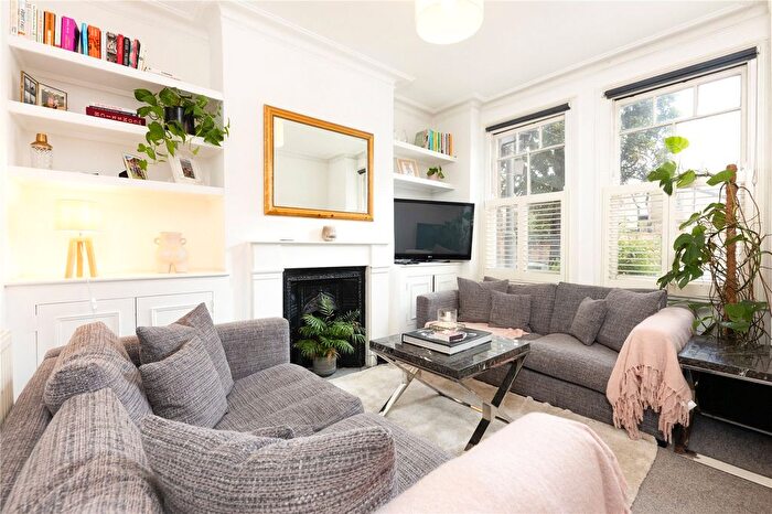 2 Bedroom Maisonette For Sale In Silverthorne Road, London, SW8
