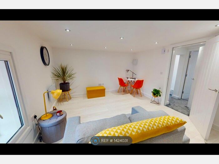 1 Bedroom Flat To Rent In Queen Street, Oldham, OL1