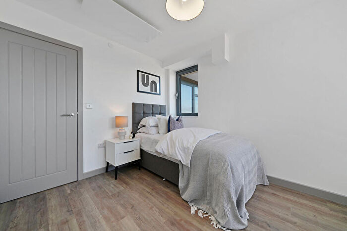 2 Bedroom Apartment To Rent In Dean House, L22