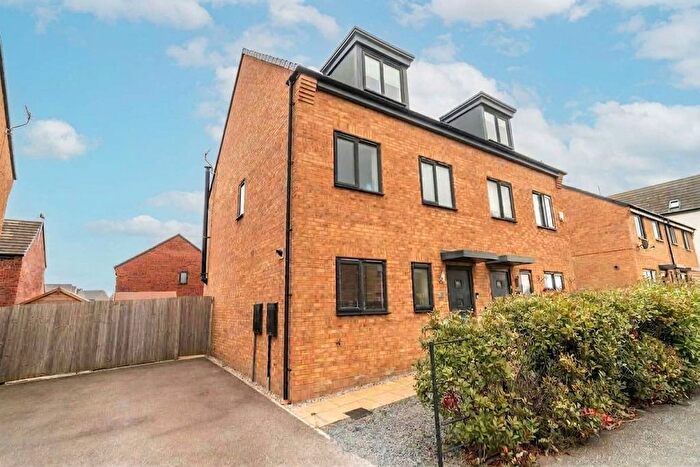 3 Bedroom Semi-Detached House For Sale In Pioneer Way, Kingswood, HU7