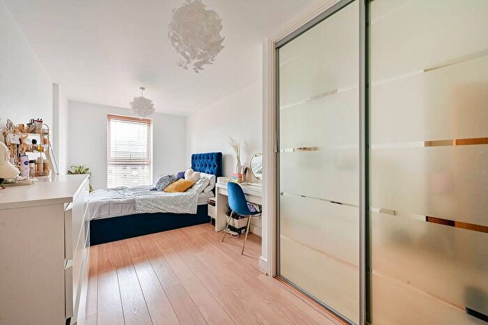 1 Bedroom Flat To Rent In Garratt Lane, Wandsworth Town, London, SW18