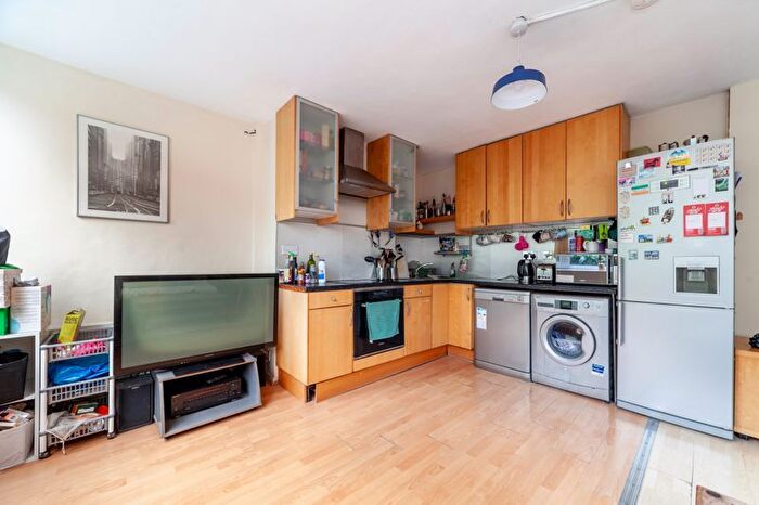 4 Bedroom Flat To Rent In Lytton Grove, London, SW15