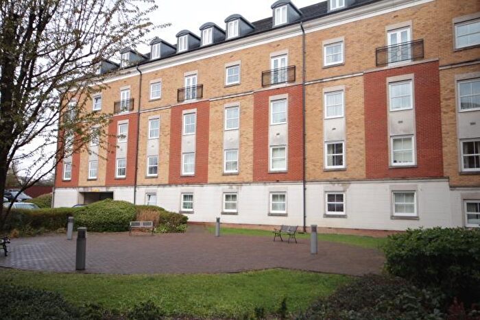 2 Bedroom Flat To Rent In Compton Court, London, N12