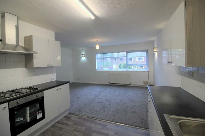 2 Bedroom Flat To Rent In Green Lane, Hadfield, SK13