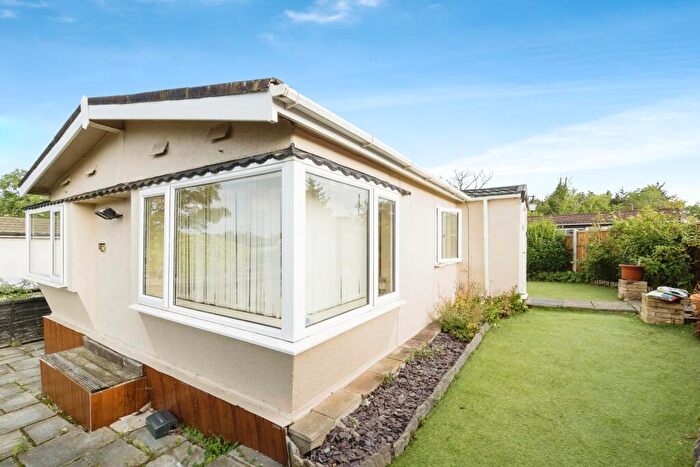 2 Bedroom Mobile Home For Sale In Sunset Drive, Havering-Atte-Bower, Romfo, RM4