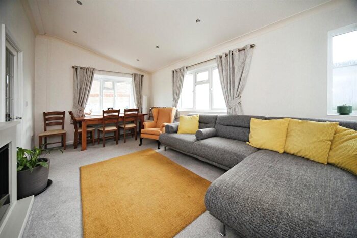 2 Bedroom Detached House For Sale In Beechwood Park, Caddington, Luton, LU1