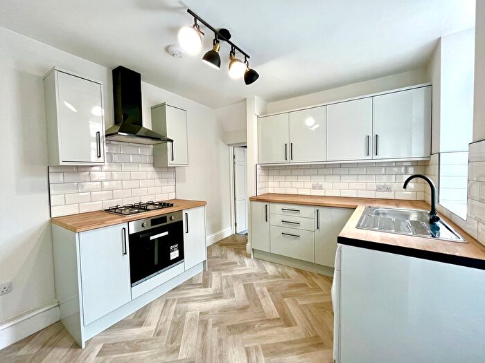 2 Bedroom Flat To Rent In Rodsley Avenue, Gateshead, NE8