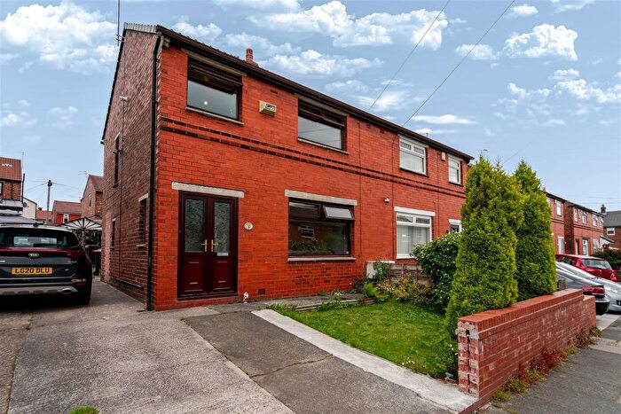 3 Bedroom Semi-Detached House For Sale In Chapelfield Drive, Worsley, Manchester, M28