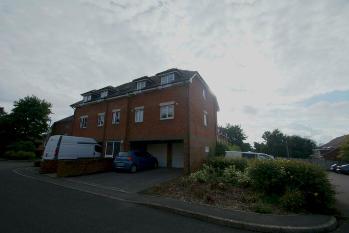 2 Bedroom Flat To Rent In Vincent Drive, Andover, SP10