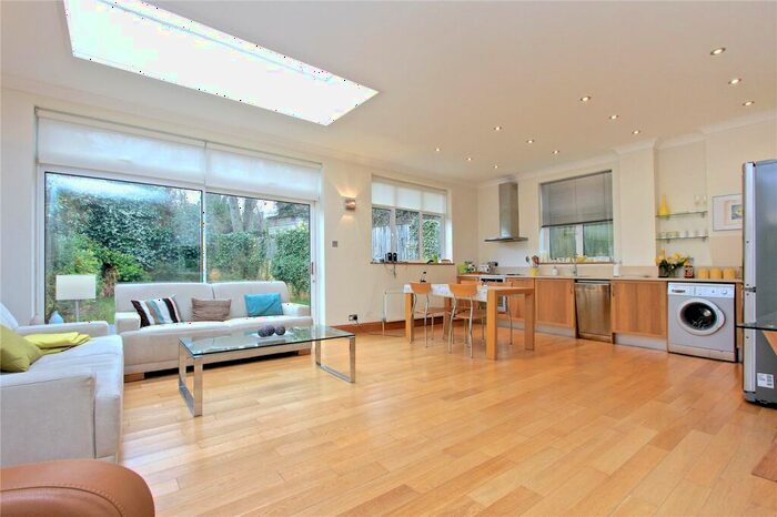 3 Bedroom Apartment To Rent In The Vale, Golders Green, London, NW11