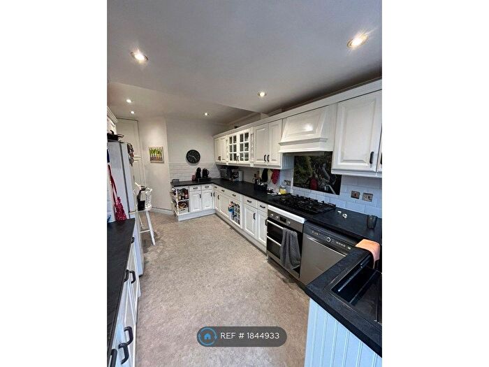 3 Bedroom Bungalow To Rent In Lonsdale Road, Southend-On-Sea, SS2
