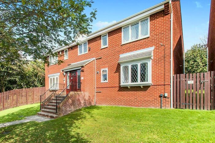 2 Bedroom Flat To Rent In Thirlmere Close, Leeds, West Yorkshire, LS11