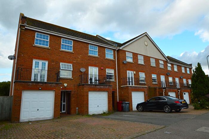4 Bedroom End Of Terrace House To Rent In Blunden Drive, Langley, Berkshire, SL3