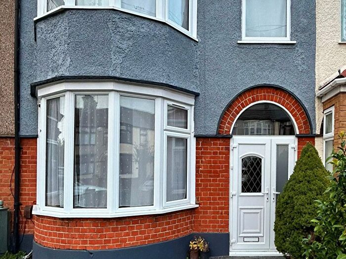3 Bedroom Terraced House For Sale In Lyndhurst Gardens, Barking, IG11