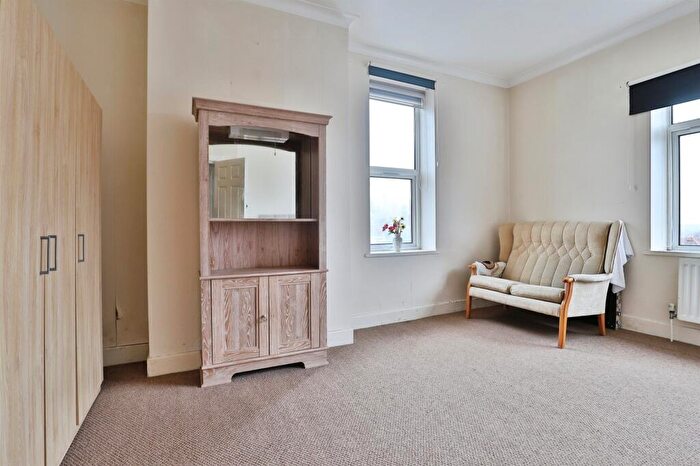 3 Bedroom Flat For Sale In Arnewood Road, Bournemouth, BH6